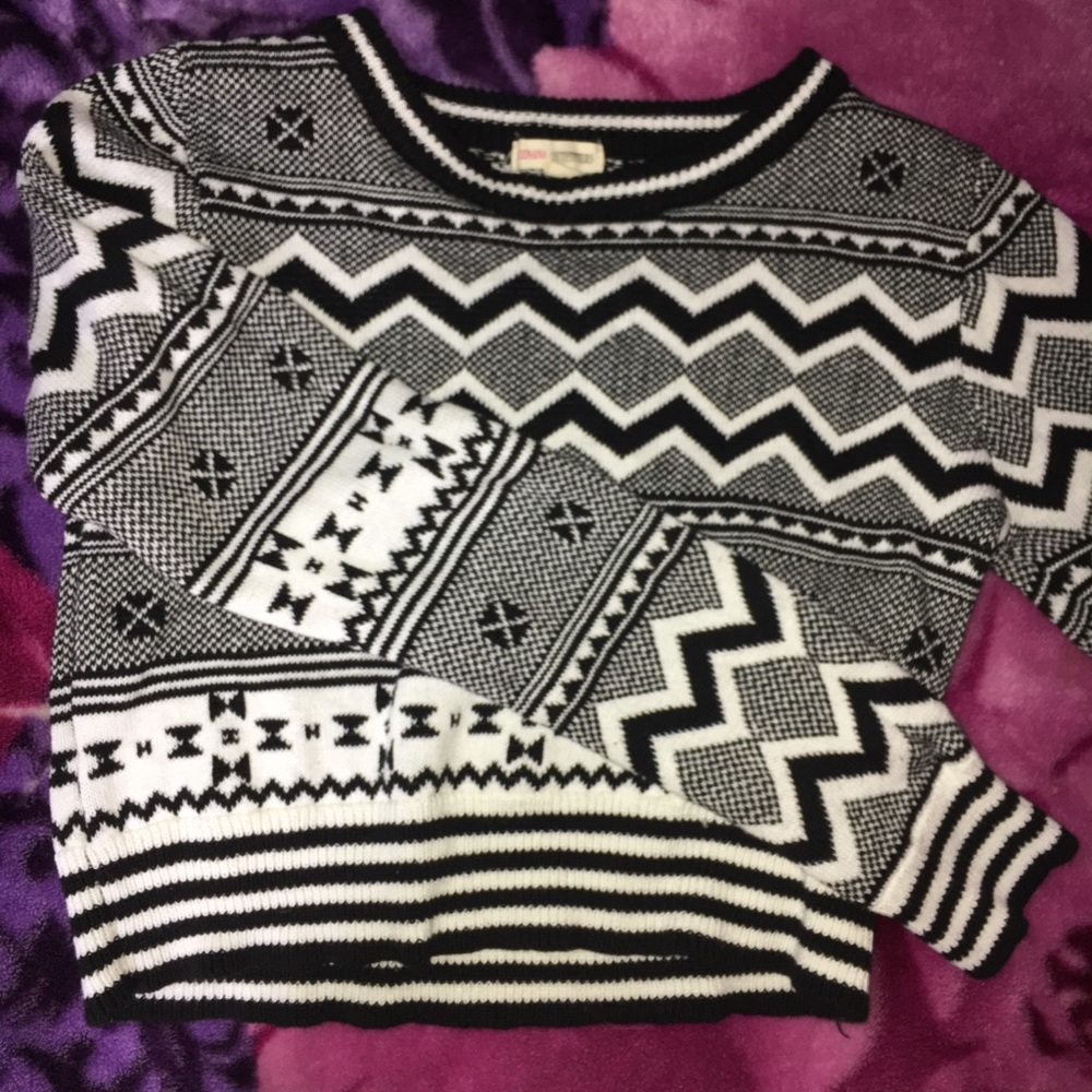 Black and white patterned long sleeve crop top